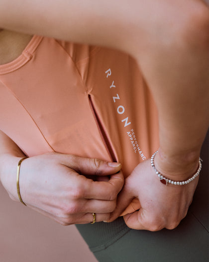 Lookbook Vela Cycling Cropped Top Women 49